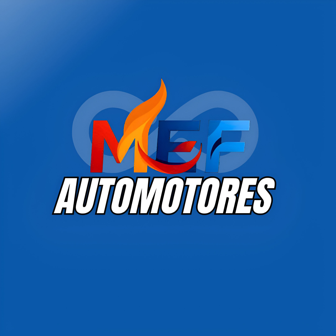 Dos hombres hablando cerca de un coche dentro de una sala de exposición